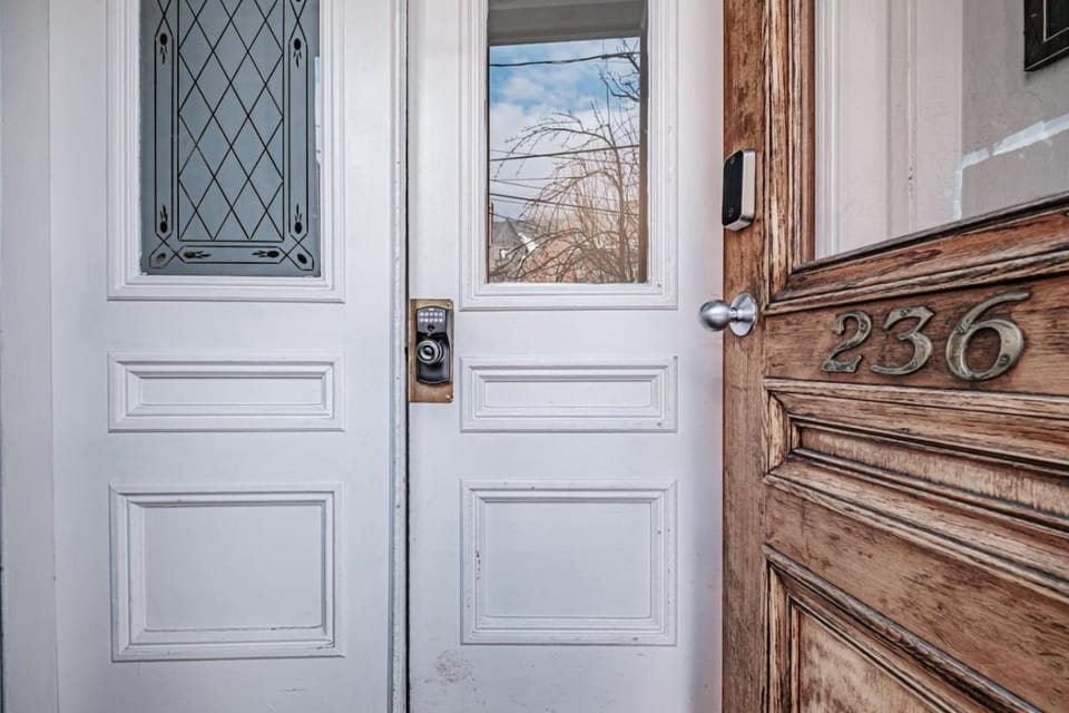 State of Charm - Historic West End Haven Apartment in South Portland