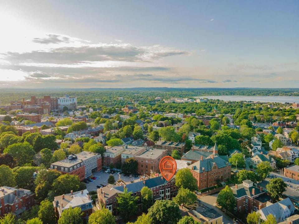 Local Landmark - Gorgeous Historic Home Apartment in South Portland