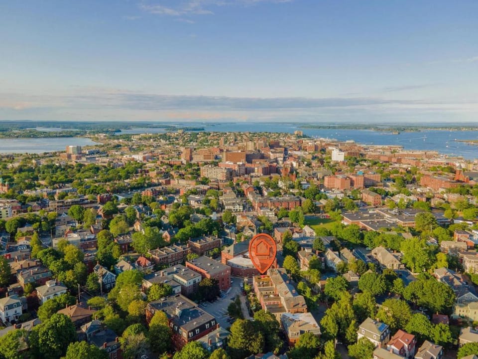 Local Landmark - Gorgeous Historic Home Apartment in South Portland