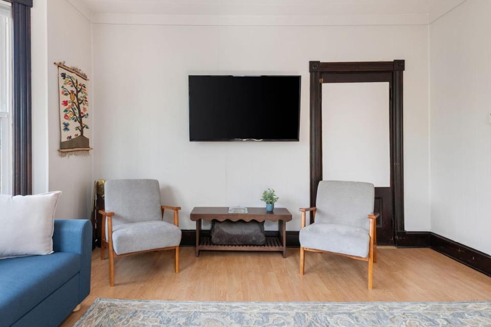 Knock on Wood - Airy Charm in Heart of Downtown Apartment in South Portland