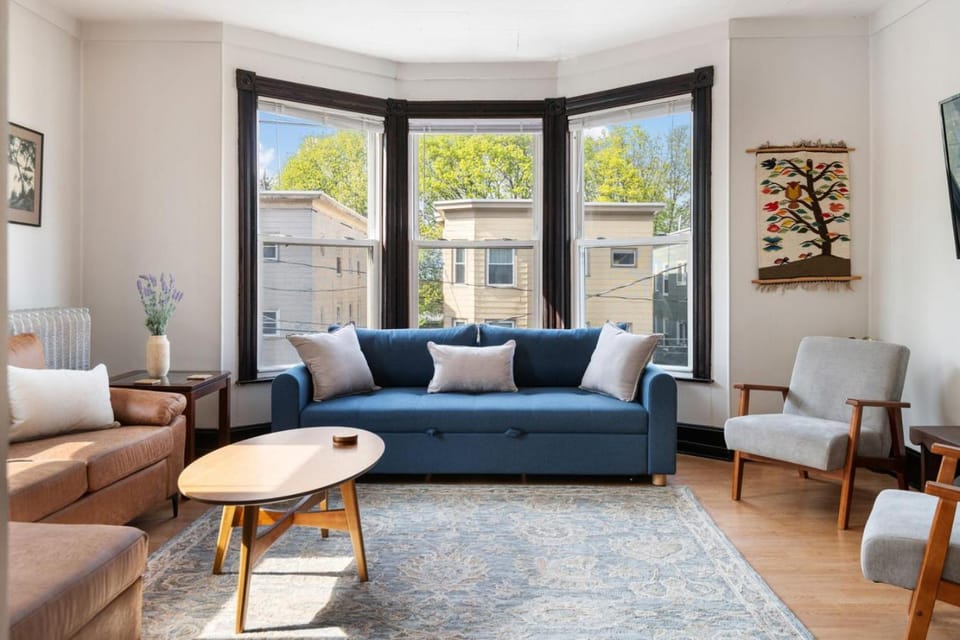Knock on Wood - Airy Charm in Heart of Downtown Apartment in South Portland