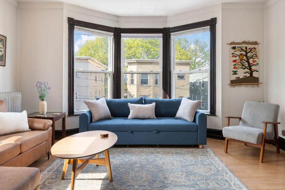 Knock on Wood - Airy Charm in Heart of Downtown Apartment in South Portland