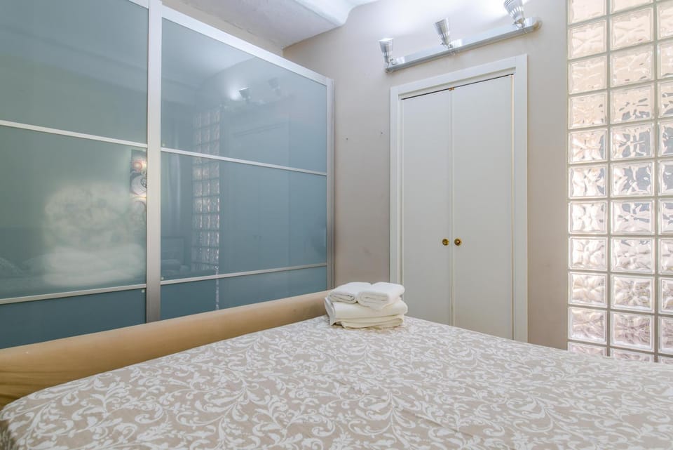 Bed, Photo of the whole room