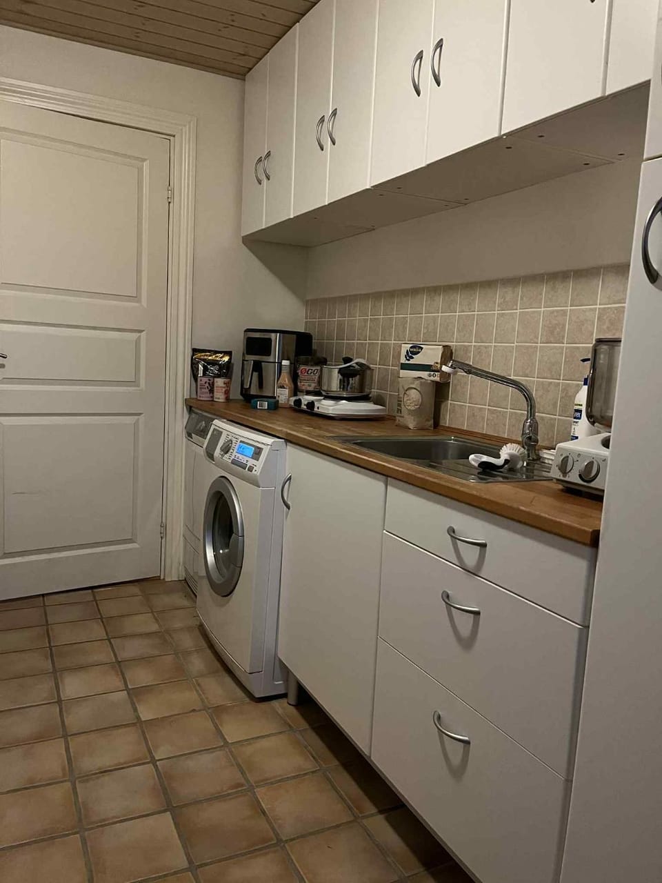 Kitchen or kitchenette, stove, washing machine