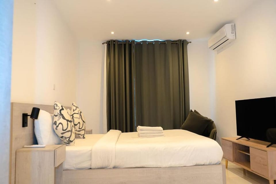 Communal lounge/ TV room, Bed, TV and multimedia, Photo of the whole room, Evening entertainment, Bedroom, air conditioner