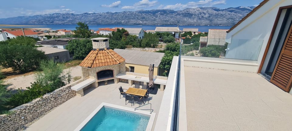 Balcony/Terrace, Mountain view, Pool view