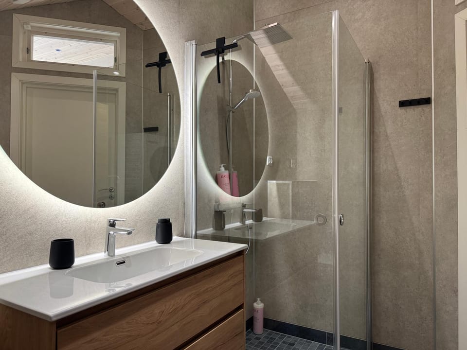 Shower, Bathroom, Fitness centre/facilities, flat iron, hair dryier, towels