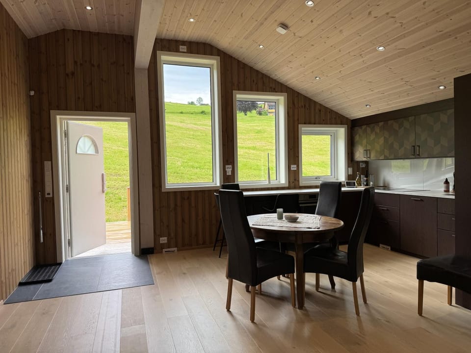 Dining area, kitchen