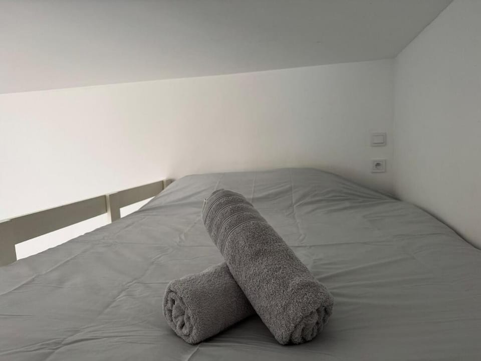 Bed, towels