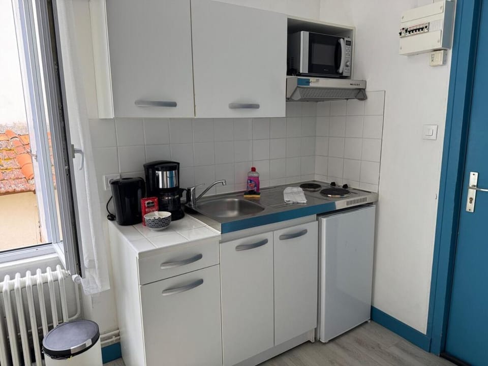 Coffee/tea facilities, Kitchen or kitchenette, stove, toaster