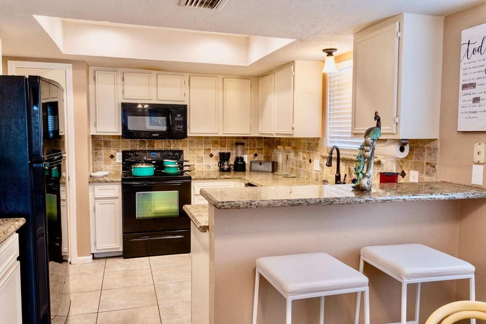 Coffee/tea facilities, dishwasher, oven, stove, toaster