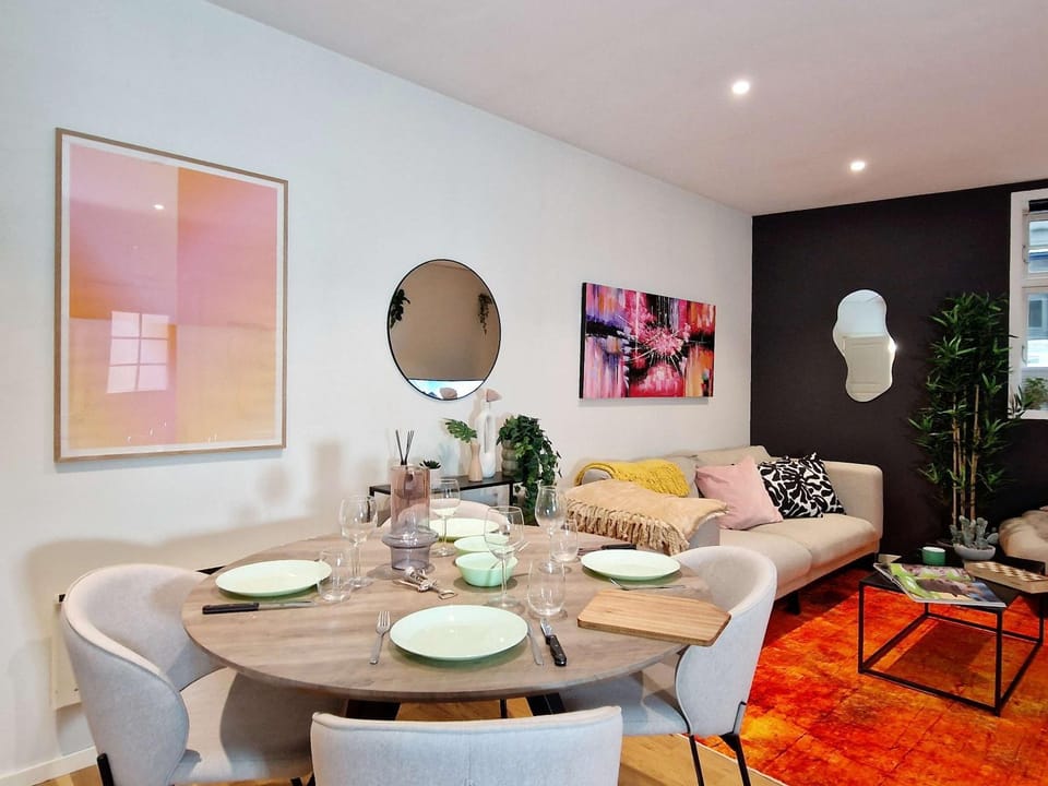 Prime location amazing king bed colorful oasis Apartment in Bergen