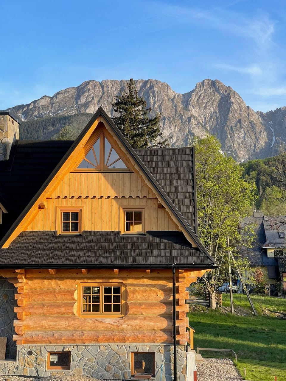 Nearby landmark, Natural landscape, Mountain view