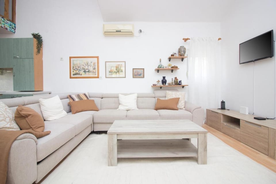 Communal lounge/ TV room, Living room, Seating area