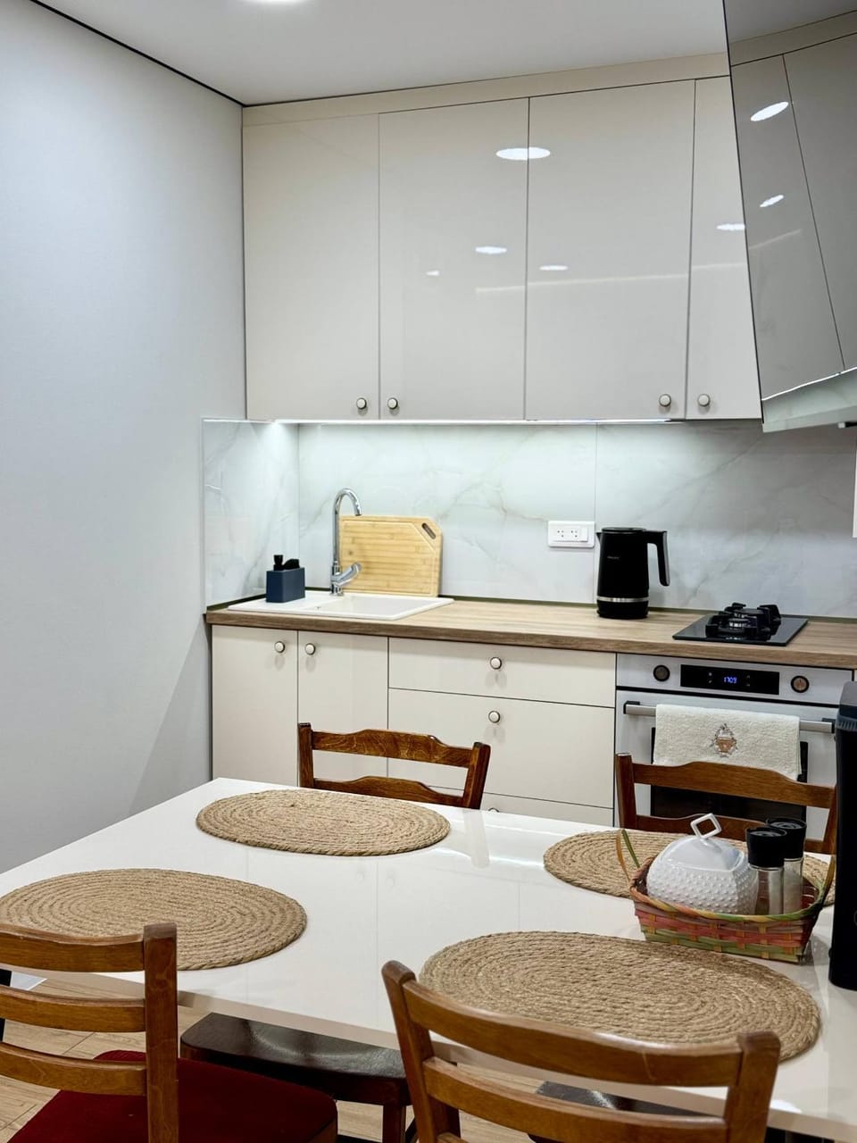 Kitchen or kitchenette, Dining area, stove