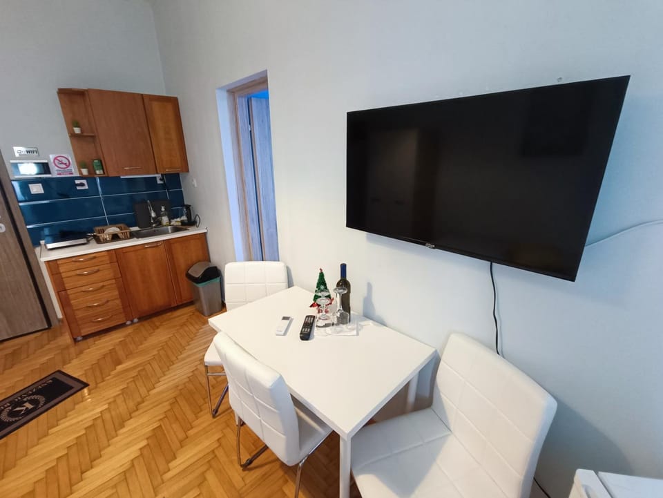 TV and multimedia, Kitchen or kitchenette, Dining area