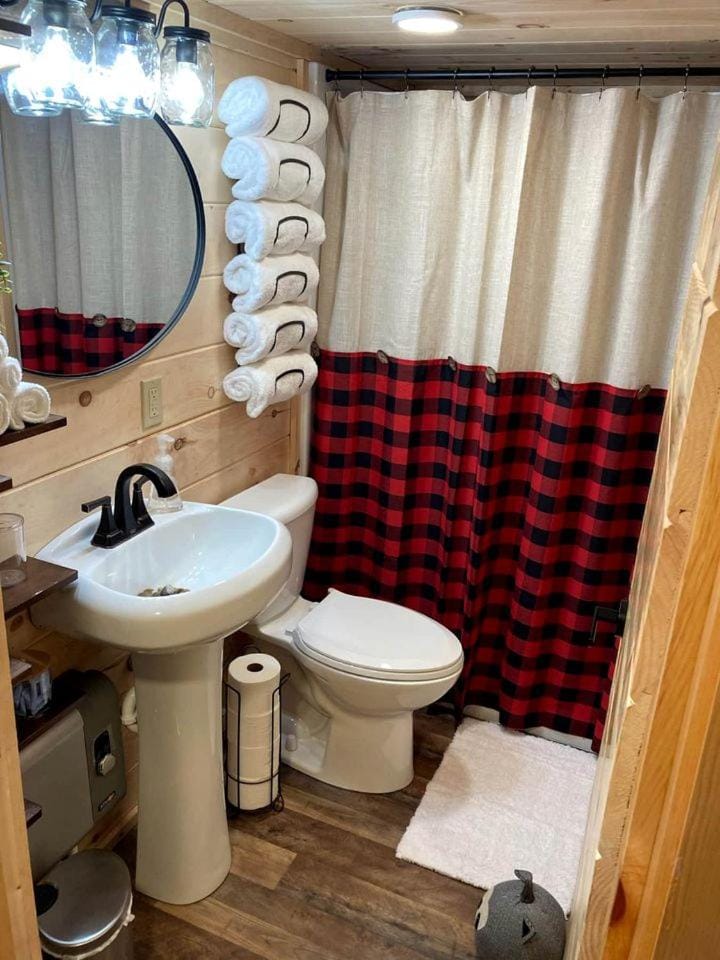 Cozy Cabin near Kentucky Lake - Amazing Glamping Rental in Big Sandy, Tennessee Cabin in Tennessee