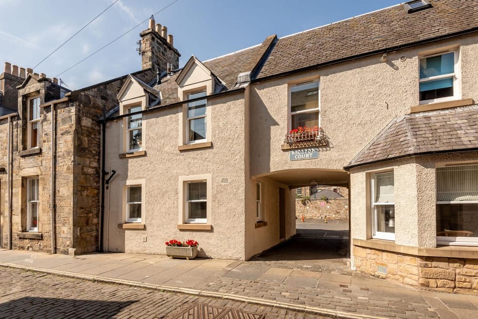 Neighbourhood, Location