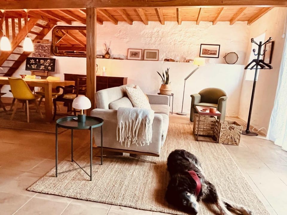 Living room, Dining area, Pets