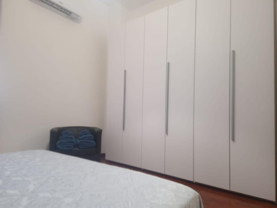 Photo of the whole room, Bedroom, wardrobe, air conditioner