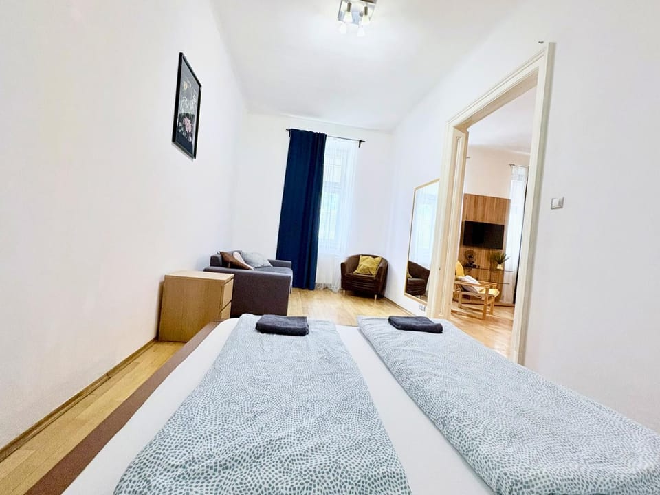 Communal lounge/ TV room, Bed, TV and multimedia, Living room, Photo of the whole room, Seating area, Bedroom, towels, towels