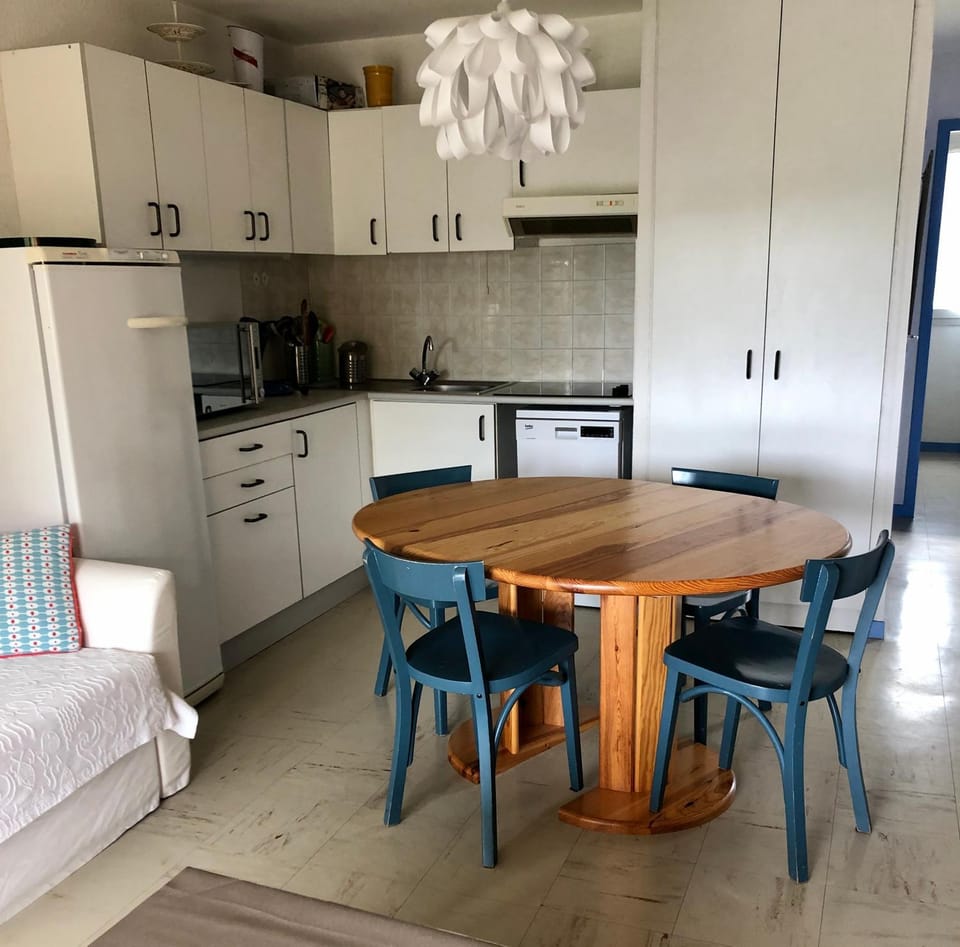 Kitchen or kitchenette, Dining area, stove