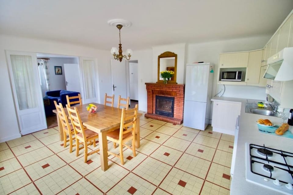 Kitchen or kitchenette, Dining area, dishwasher, oven