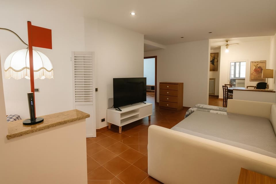 Communal lounge/ TV room, TV and multimedia, Living room, Seating area, Evening entertainment, internet