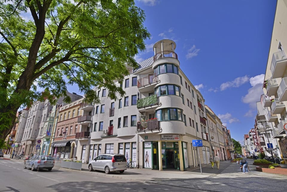 Property building, Day, Neighbourhood, City view, Street view, Location