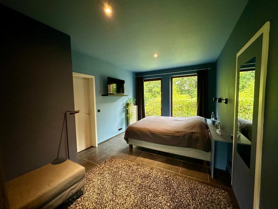 Property building, Bed, TV and multimedia, Photo of the whole room, Bedroom
