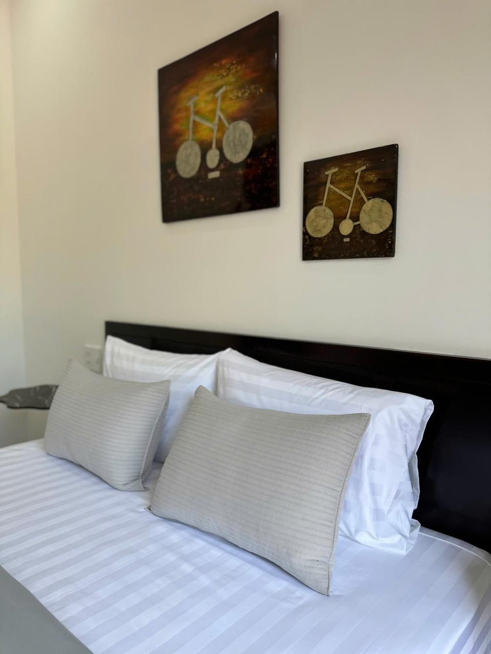 Bed, Photo of the whole room, Decorative detail, Bedroom