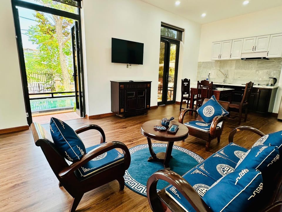 Communal lounge/ TV room, TV and multimedia, Kitchen or kitchenette, Living room, Seating area, Dining area, Evening entertainment