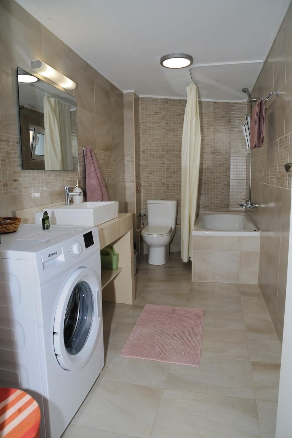 Toilet, Bathroom, Bath, towels, washing machine