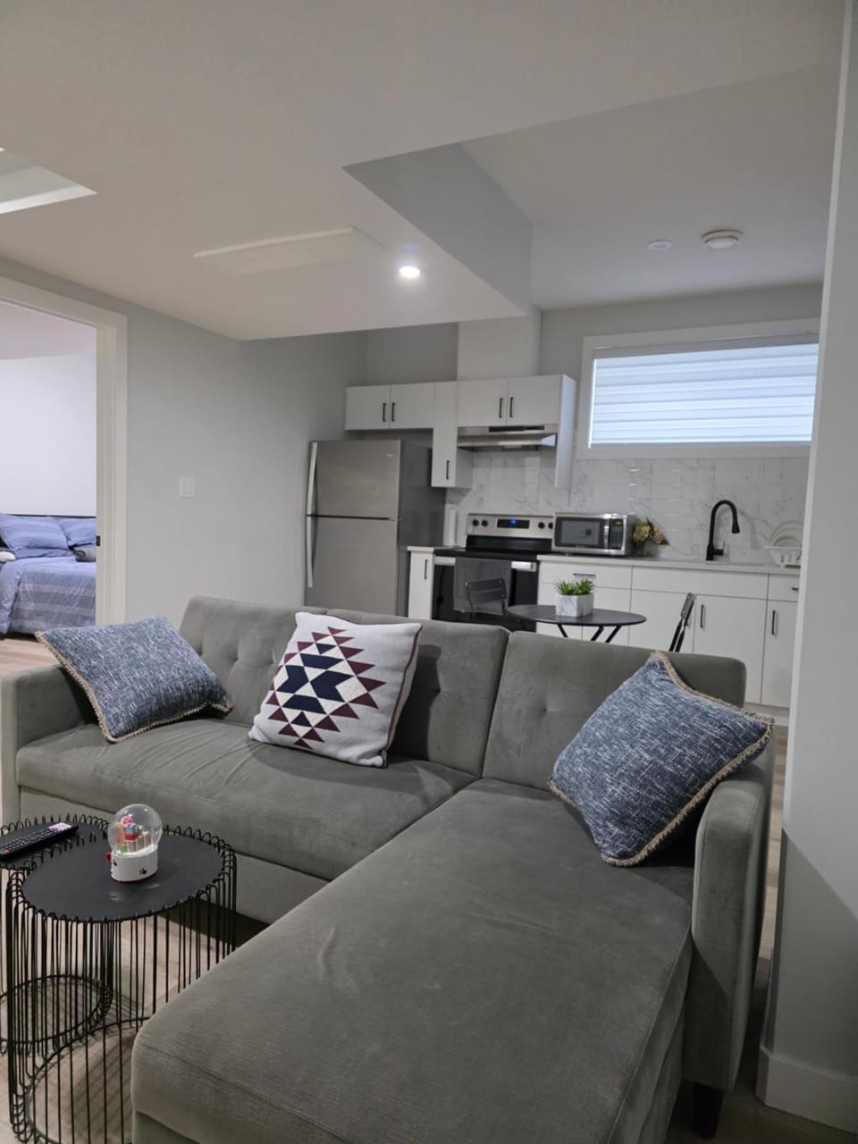 Kitchen or kitchenette, Seating area, Dining area, stove