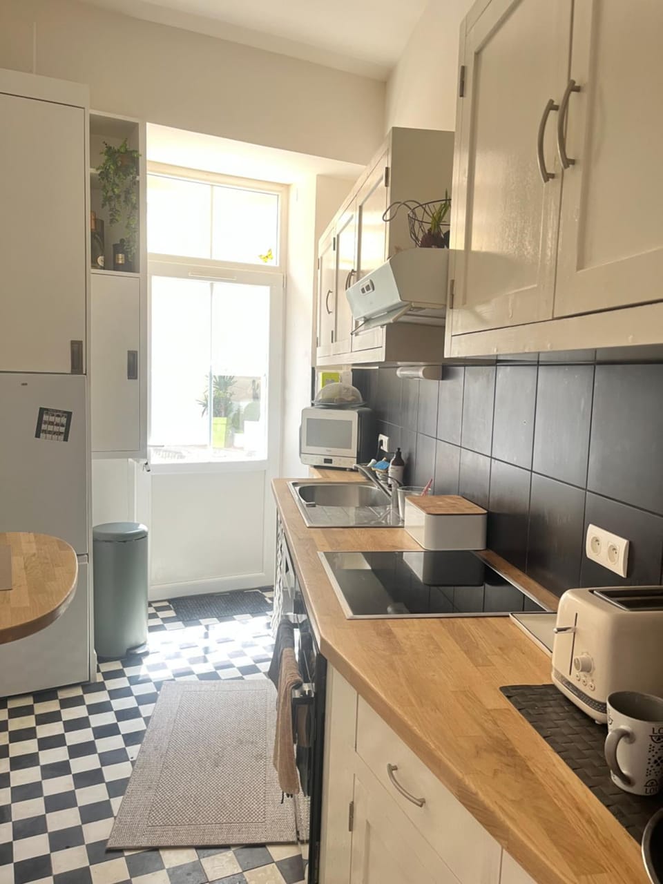 Coffee/tea facilities, dishwasher, oven, stove, toaster
