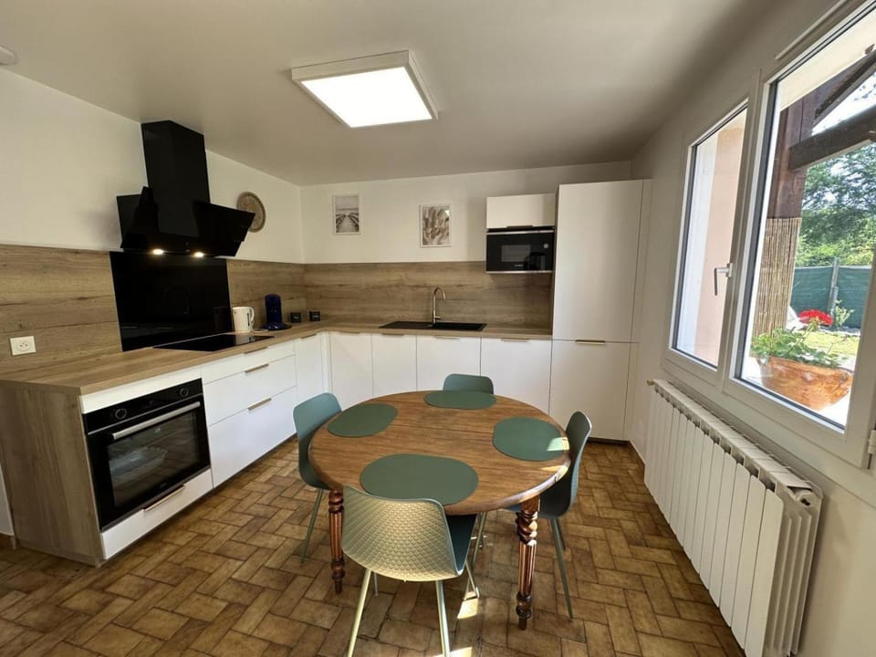 Kitchen or kitchenette, Dining area, oven, pet friendly, toaster
