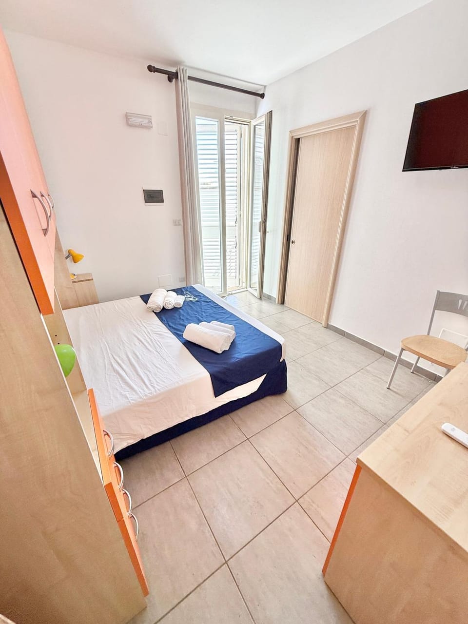 TV and multimedia, Photo of the whole room, Bedroom