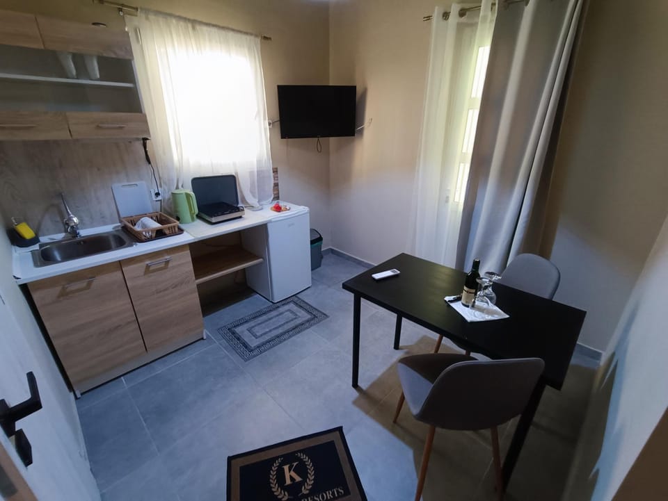 Kitchen or kitchenette, Living room, Seating area, Dining area, stove