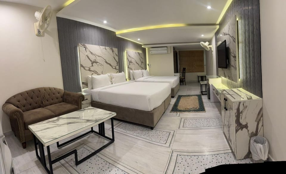 Bed, TV and multimedia, Living room, Photo of the whole room, Seating area, Bedroom