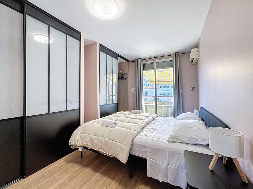 Bed, Photo of the whole room, Bedroom, towels, wardrobe