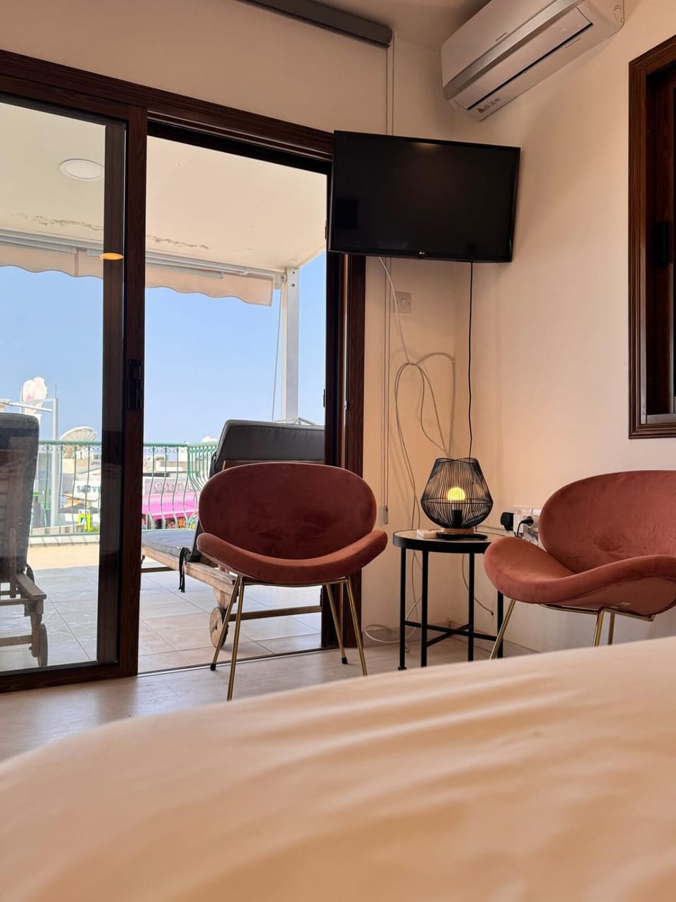 Bed, TV and multimedia, Photo of the whole room, Seating area, Bedroom, City view, air conditioner