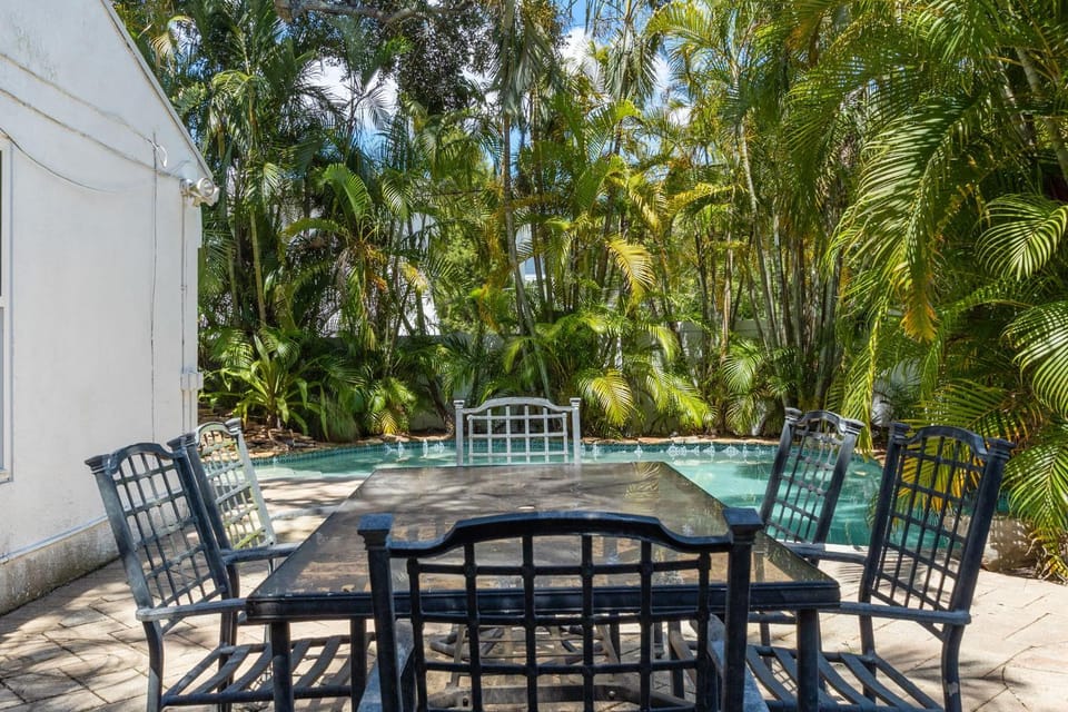 NEW Sunset Serenity - South Tampa Home with Pool House in Tampa
