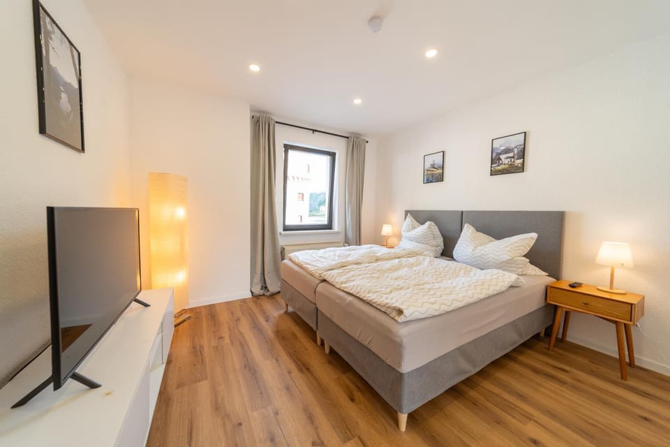 Bed, TV and multimedia, Photo of the whole room, Bedroom