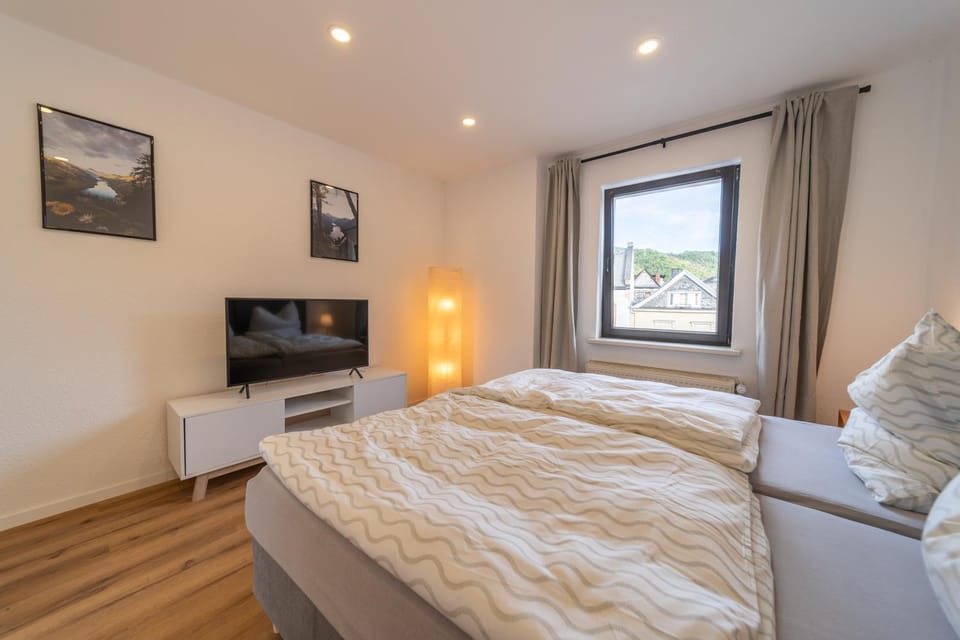 Bed, TV and multimedia, Photo of the whole room, Bedroom