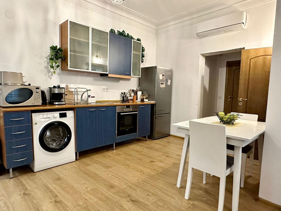 Coffee/tea facilities, Kitchen or kitchenette, Seating area, Dining area, oven, stove, washing machine