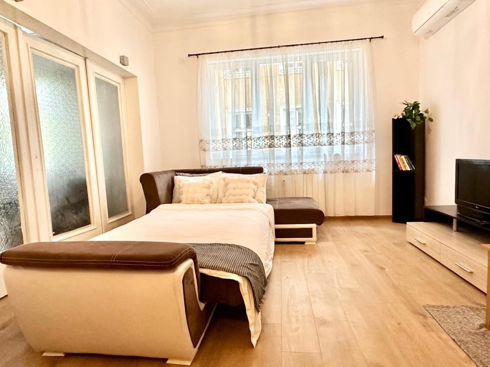 Bed, TV and multimedia, View (from property/room), Living room, Photo of the whole room, Seating area, Bedroom, internet, air conditioner