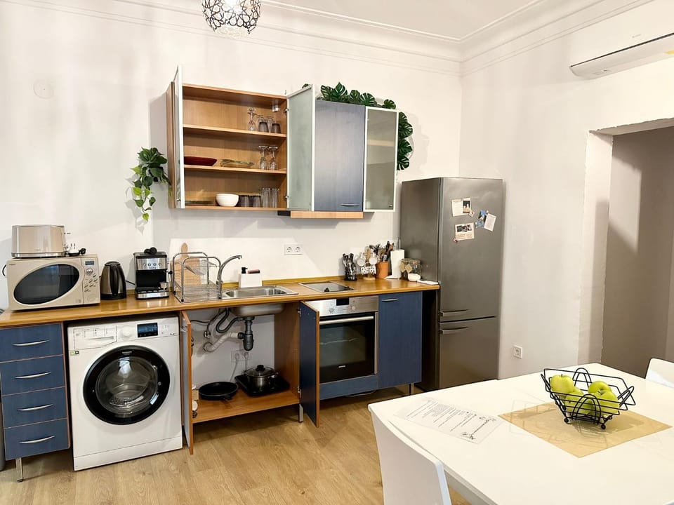 Coffee/tea facilities, Kitchen or kitchenette, Dining area, oven, stove, toaster, washing machine, kitchen