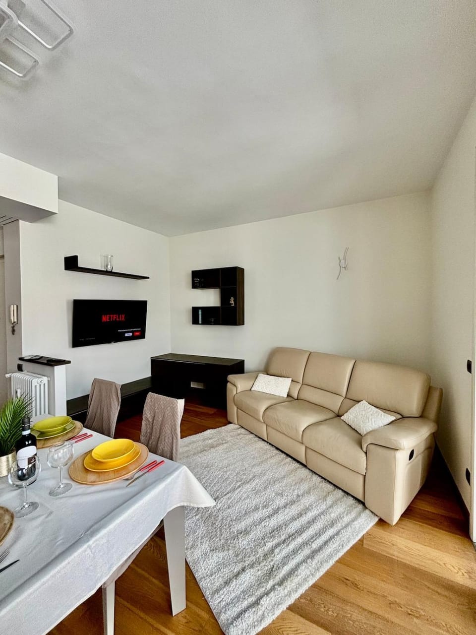 TV and multimedia, Living room, Food and drinks, Seating area, Dining area