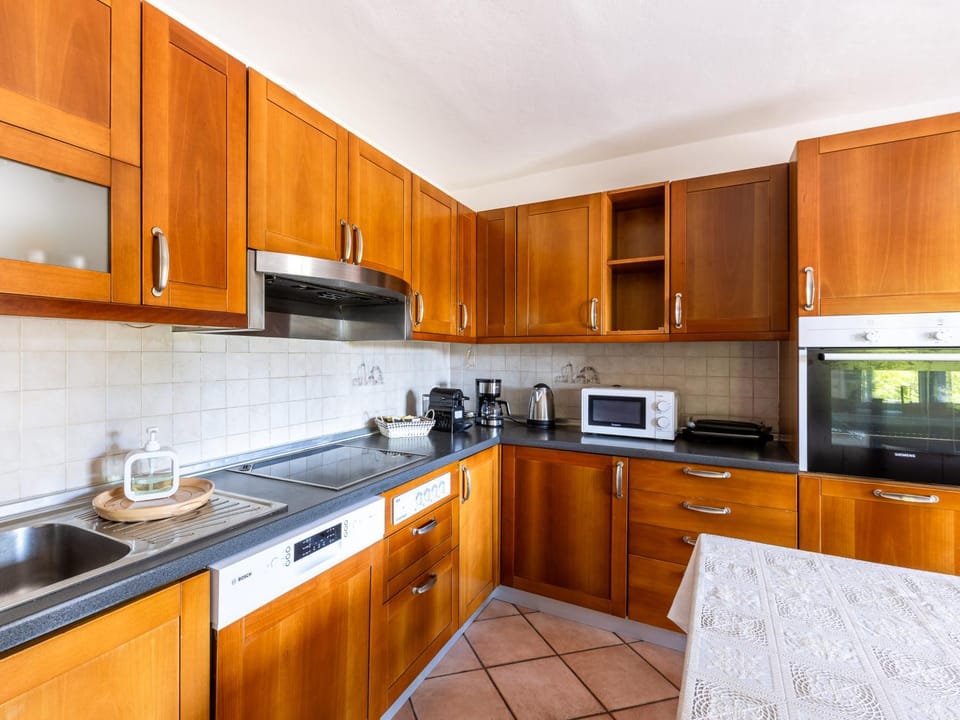 Coffee/tea facilities, Living room, Seating area, Inner courtyard view, dishwasher, flat iron, microwave, oven, toaster, kitchen