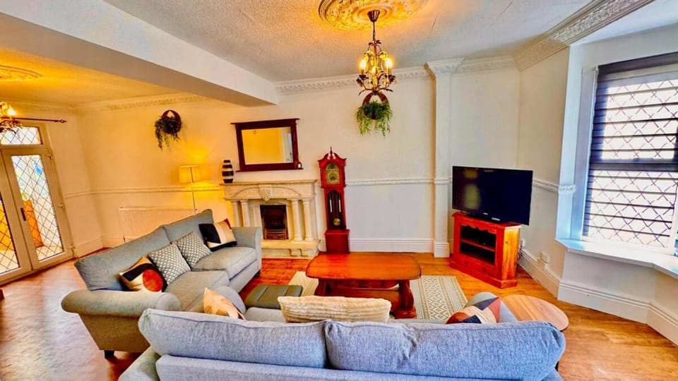 TV and multimedia, Living room, Seating area